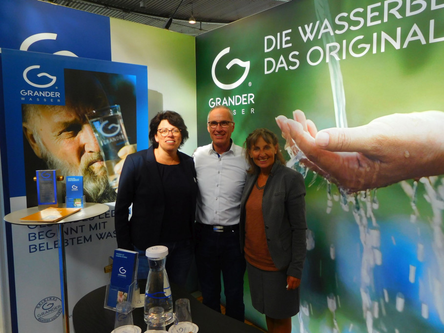 Viele interessierte Fachbesucher aus der ganzen Welt auf dem GRANDER-Messestand