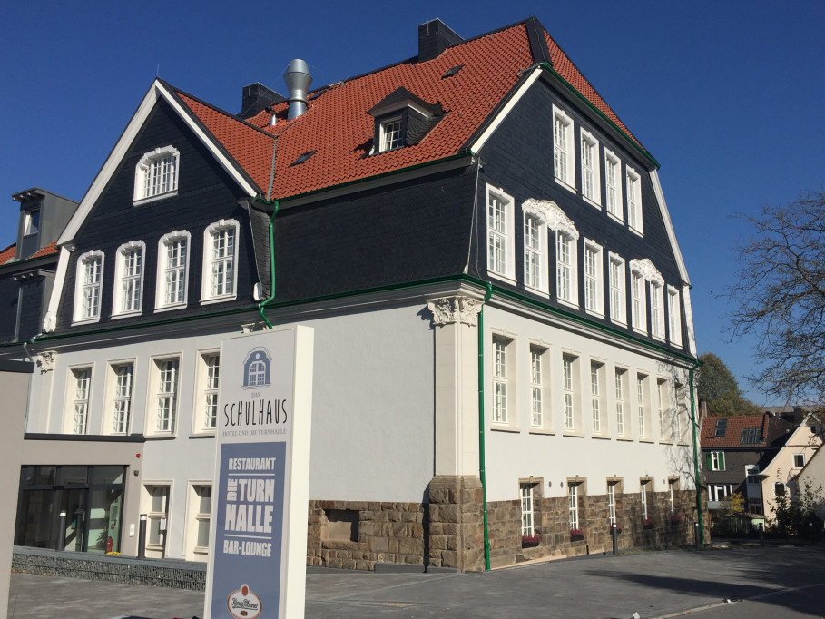 Das Schulhaus Hotel und die Turnhalle