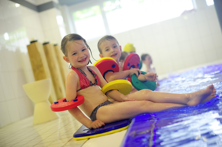 Kindern macht der Schwimmunterricht im aqua vitalis großen Spaß.