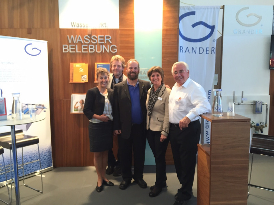 Das GRANDER-Team am Messestand mit Johann Grander (Mitte)