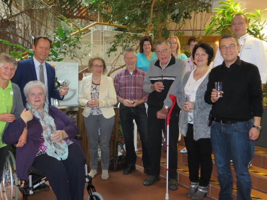 GRANDER-Fachberaterin Walburga Merz (mitte) bei der Eröffnung des GRANDER-Trinkbrunnens